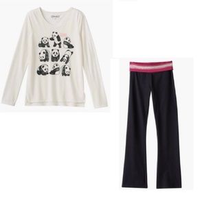 Mudd Panda Shirt and black yoga pants outfit 16